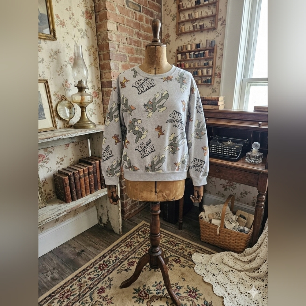 Tom & Jerry Graphic Sweatshirt XL (15–17) Cartoon Print Crewneck Grey Cozy